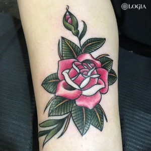 tatuaje-brazo-rosa-logia-barcelona-laia-desole  